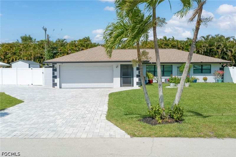 3 bedroom SingleFamilyResidence at 1089 N Town And River Dr, Town And River, Fort Myers — photo 1