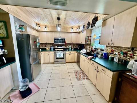 325 Wellington Ave, Lehigh Acres FL - photo 7 of 42