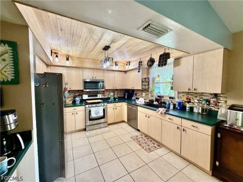 325 Wellington Ave, Lehigh Acres FL - photo 8 of 42