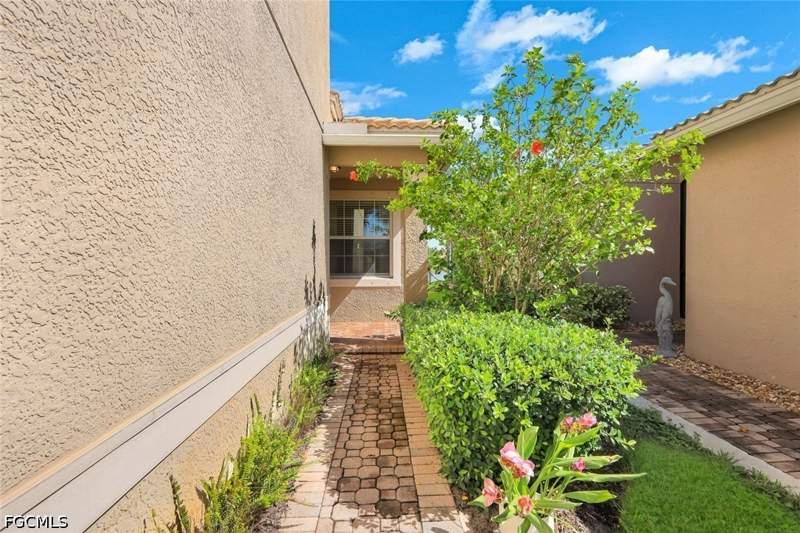 4 bedroom SingleFamilyResidence at 10443 Spruce Pine Ct, Botanica Lakes, Fort Myers — photo 5