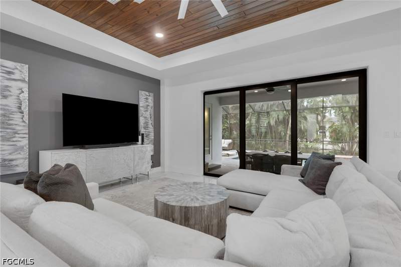 3 bedroom SingleFamilyResidence at 2806 Miracle Pkwy, Cape Coral, Cape Coral — photo 4