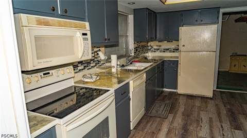 5541 Westwind Ln, Fort Myers FL - photo 7 of 21
