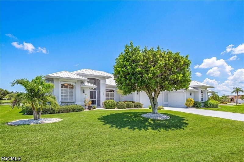 3 bedroom SingleFamilyResidence at 11908 Prince Charles Ct, Cape Royal, Cape Coral — photo 2