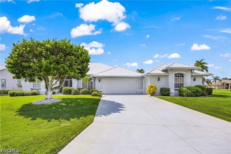 3 bedroom SingleFamilyResidence at 11908 Prince Charles Ct, Cape Royal, Cape Coral — photo 4