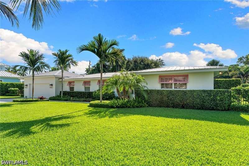 3 bedroom SingleFamilyResidence at 444 3rd St N, Olde Naples, Naples — photo 1