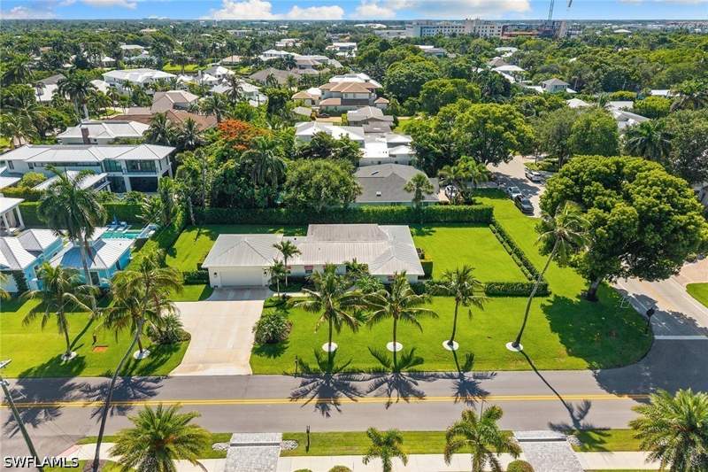 3 bedroom SingleFamilyResidence at 444 3rd St N, Olde Naples, Naples — photo 2