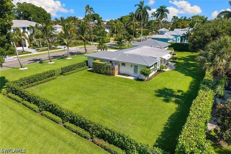 3 bedroom SingleFamilyResidence at 444 3rd St N, Olde Naples, Naples — photo 3