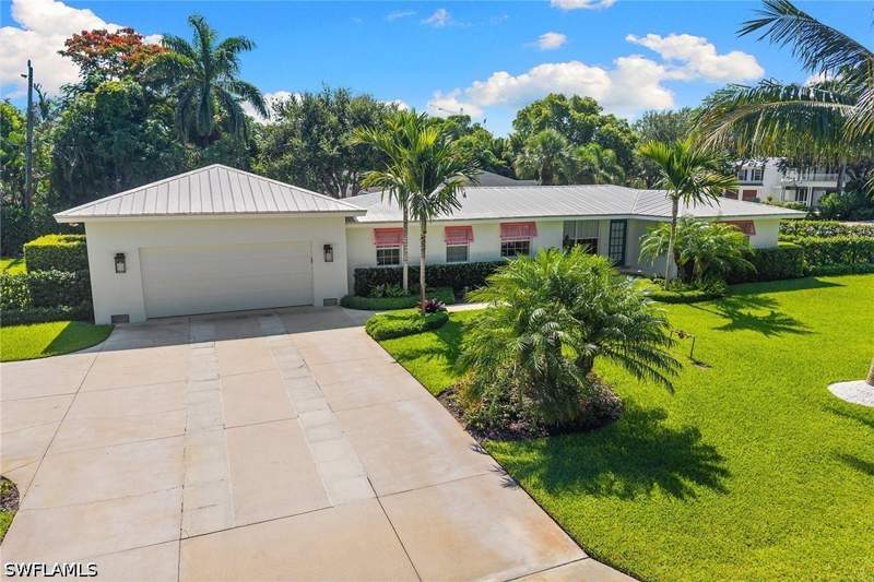 3 bedroom SingleFamilyResidence at 444 3rd St N, Olde Naples, Naples — photo 4