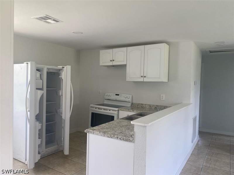 2 bedroom SingleFamilyResidence at 4455 Birmingham St, Alabama Grove Terrace, Fort Myers — photo 4