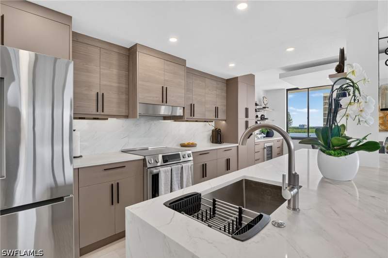 2 bedroom Condominium at 11 Bluebill Ave 606, Vanderbilt Surf Colony, Naples — photo 4
