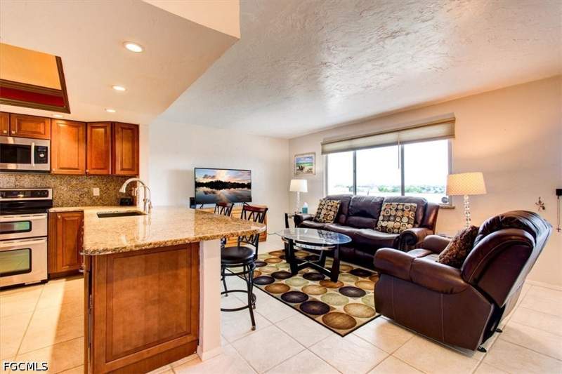 2 bedroom Condominium at 4906 Victoria Dr 413, Capeway Condo, Cape Coral — photo 4