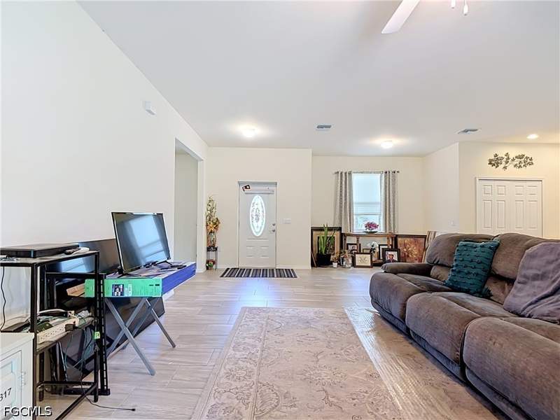 3 bedroom SingleFamilyResidence at 6027 Acorn Cir, Port Labelle, Labelle — photo 4