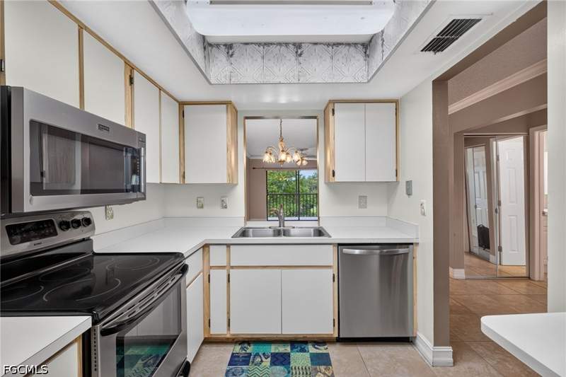 2 bedroom Condominium at 423 Cape Coral Pkwy W 202, Cavendish Square Condo, Cape Coral — photo 2