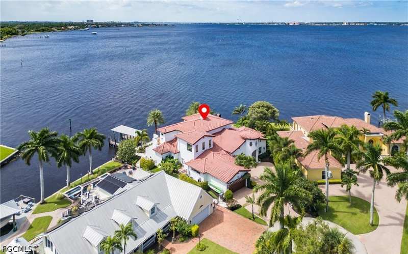 5 bedroom SingleFamilyResidence at 911 Aqua Ln, Whiskey Creek, Fort Myers — photo 1