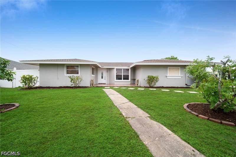 4 bedroom SingleFamilyResidence at 3702 SE 12th Pl, Cape Coral, Cape Coral — photo 2