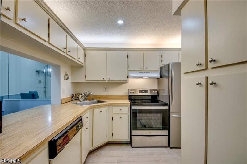 2 bedroom Condominium at 4701 Lakeside Club Blvd 18, Pine Ridge Of Fort Myers Village, Fort Myers — photo 3