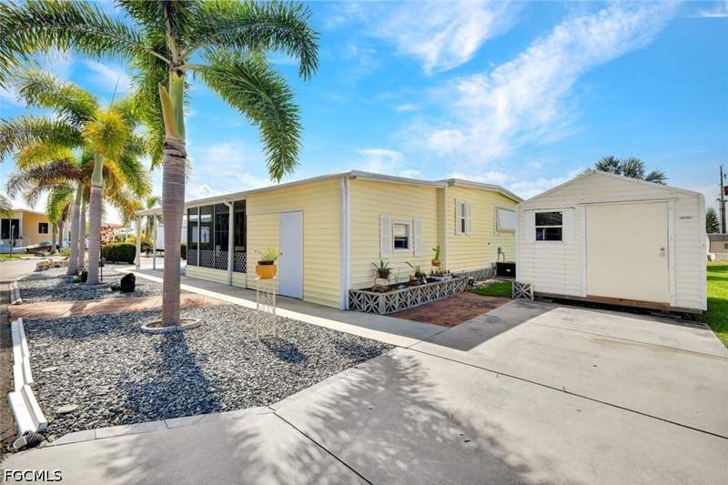 2 bedroom ManufacturedHome at 16049 Hibiscus Way, Leesure Village, North Fort Myers — photo 3