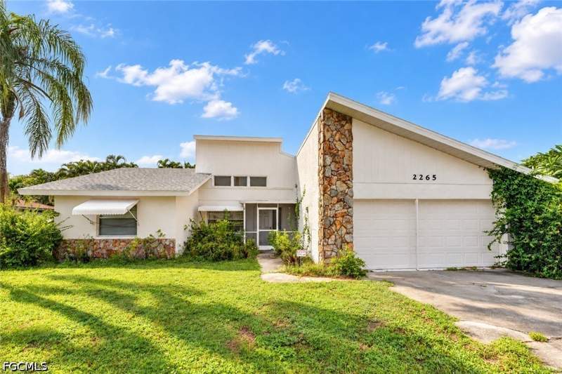 3 bedroom SingleFamilyResidence at 2265 Crystal Dr, Fort Myers, Fort Myers — photo 2