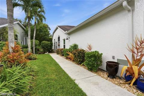 5253 Whitten Dr, Naples FL - photo 6 of 37