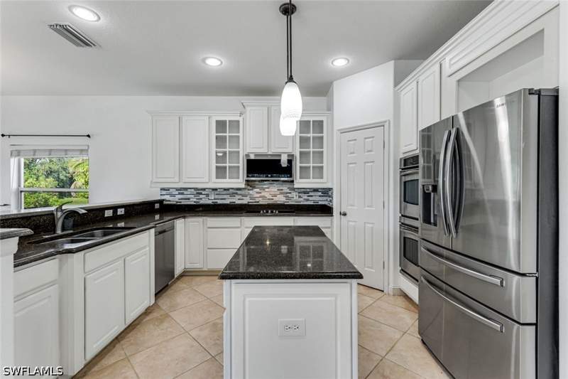5 bedroom SingleFamilyResidence at 2201 Cape Heather Cir, Heatherwood Lakes, Cape Coral — photo 5