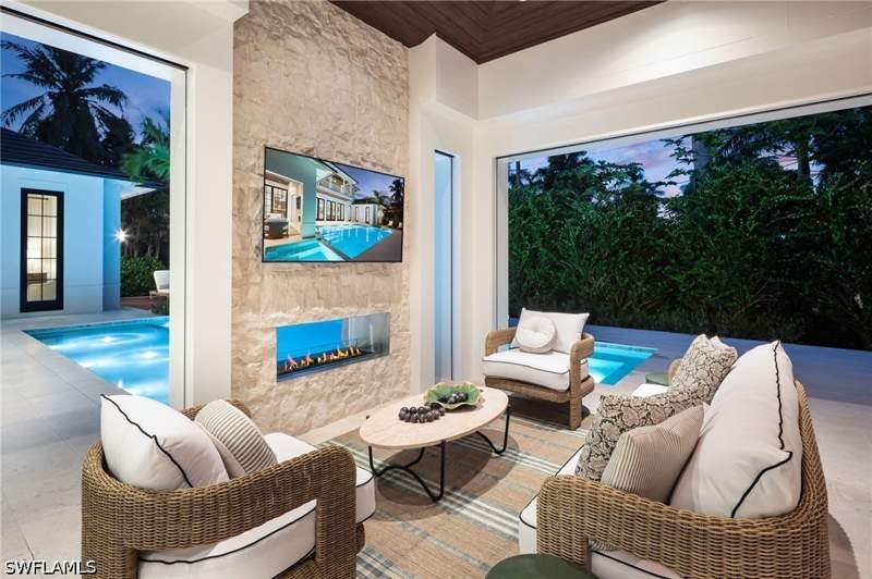 5 bedroom SingleFamilyResidence at 501 7th Ave N, Olde Naples, Naples — photo 5
