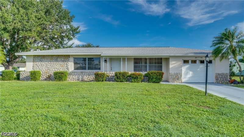 2 bedroom SingleFamilyResidence at 401 Parkside St, Willow Lake, Lehigh Acres — photo 1