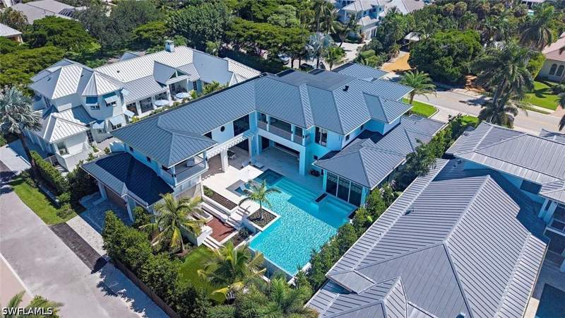 6 bedroom SingleFamilyResidence at 1544 3rd St S, Aqualane Shores, Naples — photo 2