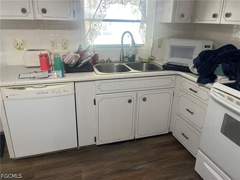 2 bedroom ManufacturedHome at 3499 Celestial Way, Leesure Village, North Fort Myers — photo 3