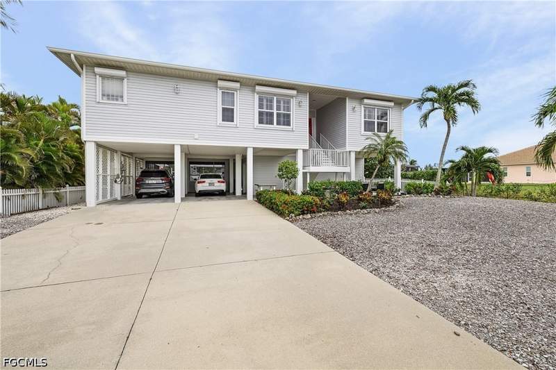 3 bedroom SingleFamilyResidence at 5207 Ann Arbor Dr, Charlotte Shores, Bokeelia — photo 2