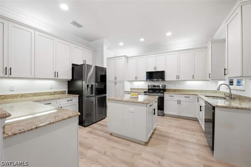 5 bedroom SingleFamilyResidence at 6550 Marbella Dr, Marbella Lakes, Naples — photo 4