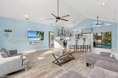 323 Washington Ct, Fort Myers Beach FL - photo 7 of 37