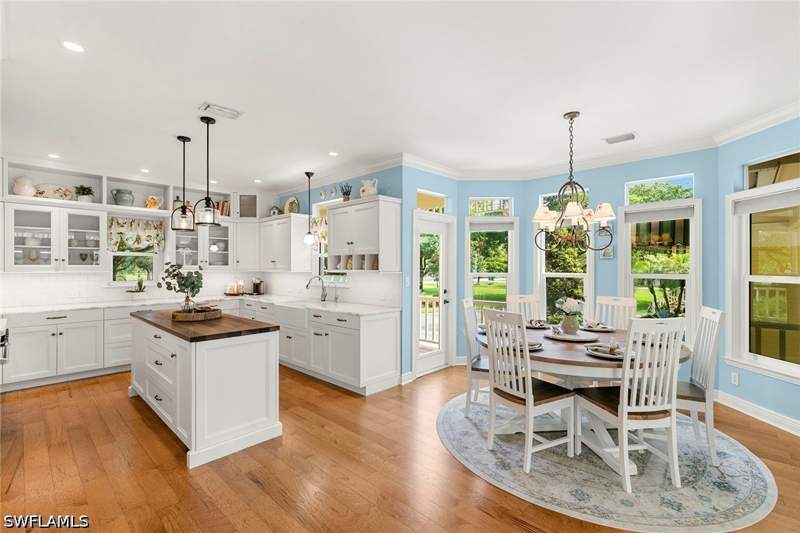 5 bedroom SingleFamilyResidence at 6460 Hidden Oaks Ln, Oakes Estates, Naples — photo 3