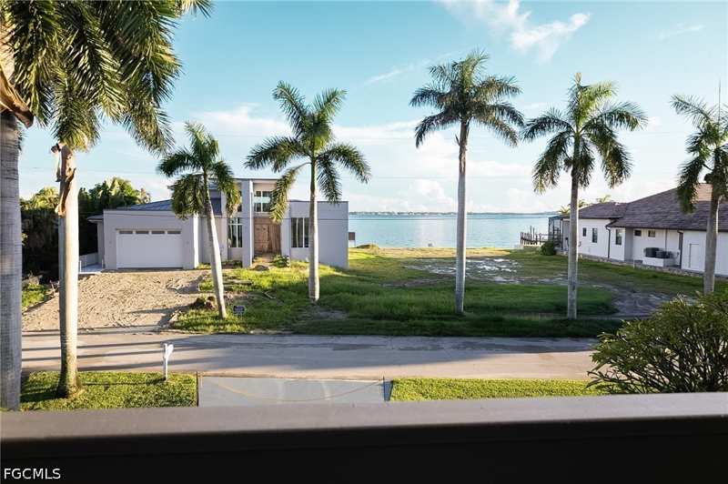 3 bedroom SingleFamilyResidence at 647 Coral Dr, Cape Coral, Cape Coral — photo 1