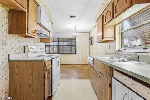 2450 Aztec Dr, Fort Myers FL - photo 12 of 25