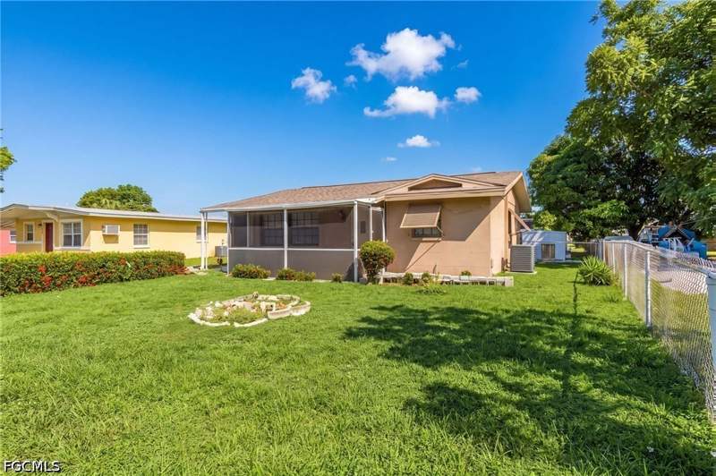 3 bedroom SingleFamilyResidence at 2450 Aztec Dr, Fort Myers, Fort Myers — photo 2