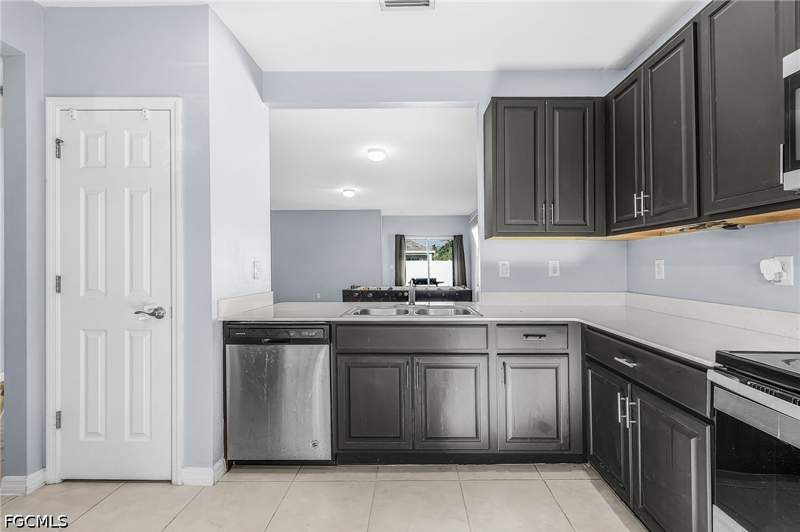3 bedroom SingleFamilyResidence at 2624 SW 8th Ct, Cape Coral, Cape Coral — photo 4