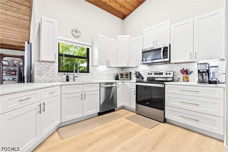 4 bedroom SingleFamilyResidence at 12446 McGregor Woods Cir, McGregor Woods, Fort Myers — photo 3