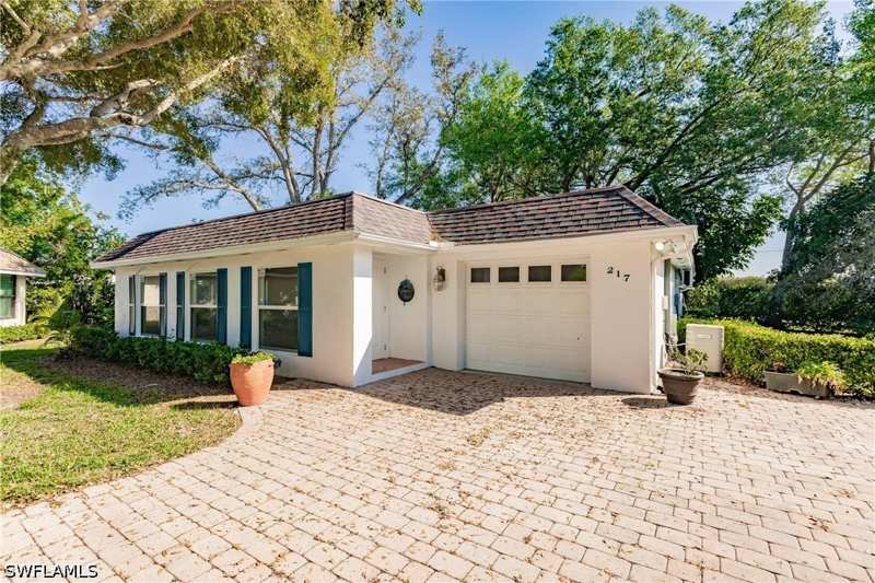 2 bedroom SingleFamilyResidence at 217 Yorkshire Ct 2, Royal Arms Villas, Naples — photo 1