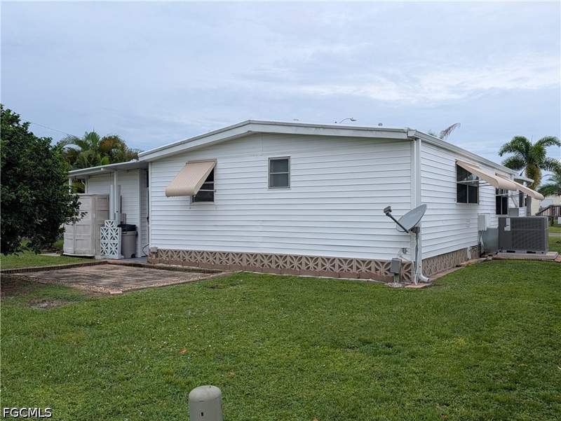 2 bedroom ManufacturedHome at 3165 Mercury Ln, Tamiami Village, North Fort Myers — photo 4