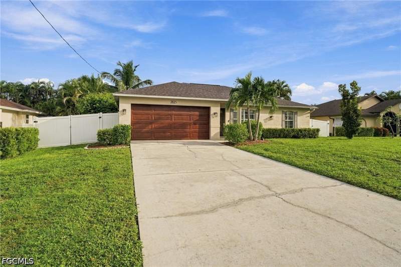 3 bedroom SingleFamilyResidence at 2825 SW 33rd Ter, Cape Coral, Cape Coral — photo 3