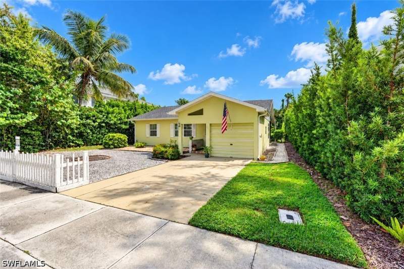 2 bedroom SingleFamilyResidence at 442 Central Ave S, Olde Naples, Naples — photo 2