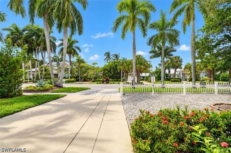 2 bedroom SingleFamilyResidence at 442 Central Ave S, Olde Naples, Naples — photo 5