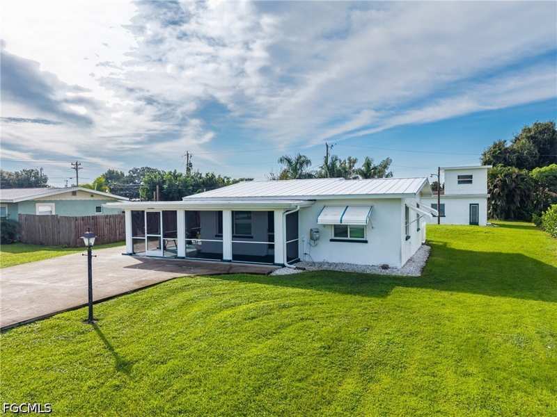 2 bedroom SingleFamilyResidence at 17 Victoria Dr, Kline Manor, North Fort Myers — photo 1