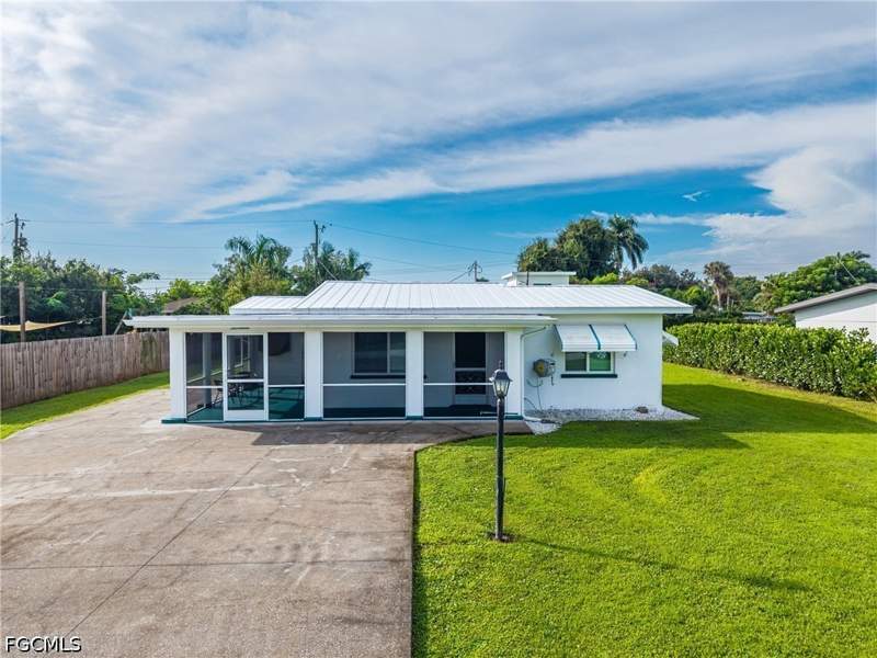 2 bedroom SingleFamilyResidence at 17 Victoria Dr, Kline Manor, North Fort Myers — photo 2