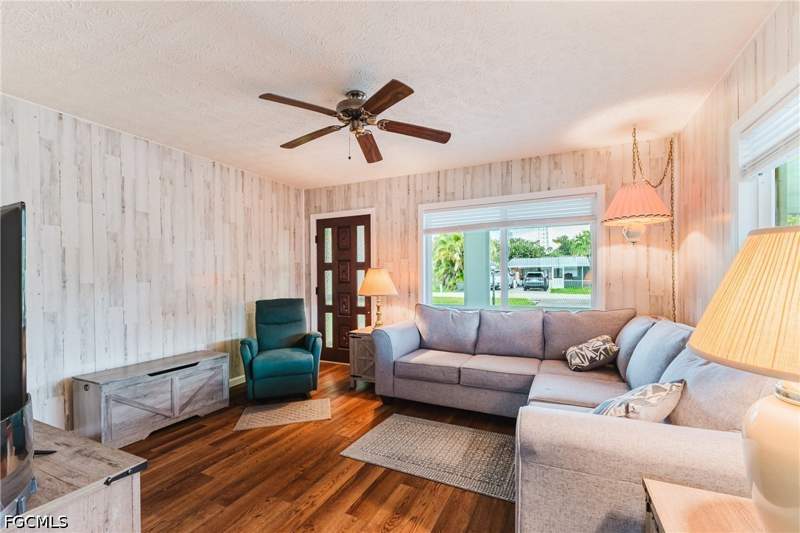 2 bedroom SingleFamilyResidence at 17 Victoria Dr, Kline Manor, North Fort Myers — photo 4