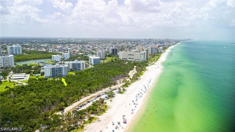 bedroom Condominium at 5 Bluebill Ave 105, Vanderbilt Towers, Naples — photo 4