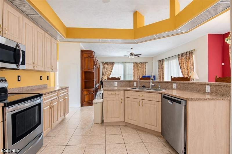 4 bedroom SingleFamilyResidence at 30 SW 15th Ter, Cape Coral, Cape Coral — photo 3