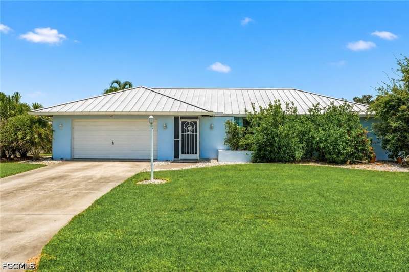 3 bedroom SingleFamilyResidence at 7211 Reymoor Dr, North Fort Myers, North Fort Myers — photo 2