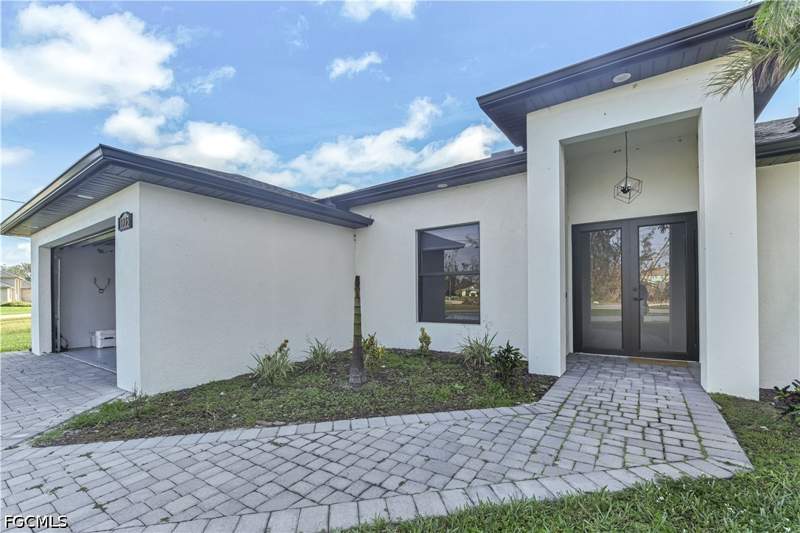 4 bedroom SingleFamilyResidence at 1005 SW 15th Pl, Cape Coral, Cape Coral — photo 2