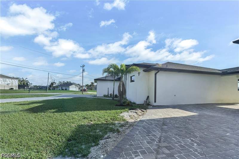 4 bedroom SingleFamilyResidence at 1005 SW 15th Pl, Cape Coral, Cape Coral — photo 3